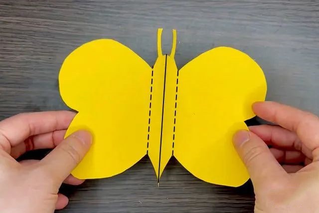 彩纸手工制作会扇动翅膀的蝴蝶玩具