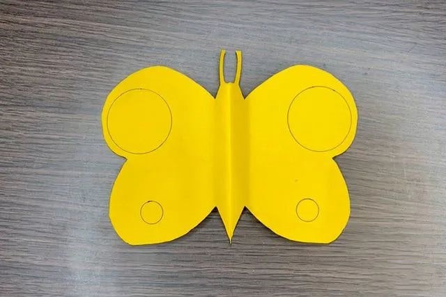 彩纸手工制作会扇动翅膀的蝴蝶玩具