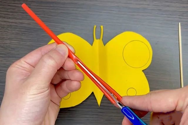 彩纸手工制作会扇动翅膀的蝴蝶玩具