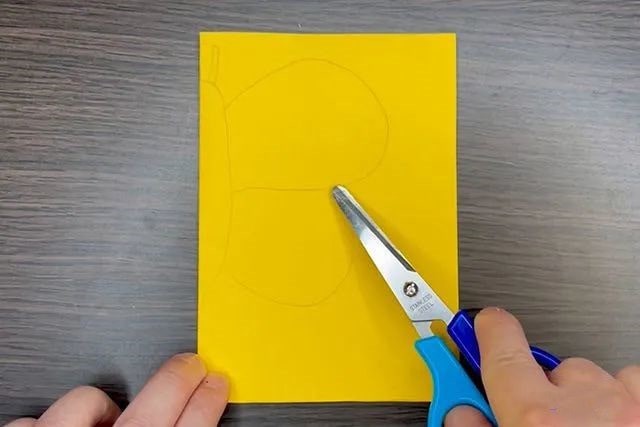 彩纸手工制作会扇动翅膀的蝴蝶玩具