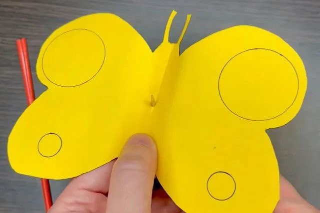 彩纸手工制作会扇动翅膀的蝴蝶玩具