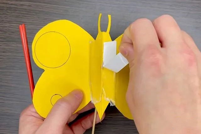 彩纸手工制作会扇动翅膀的蝴蝶玩具