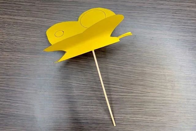 彩纸手工制作会扇动翅膀的蝴蝶玩具