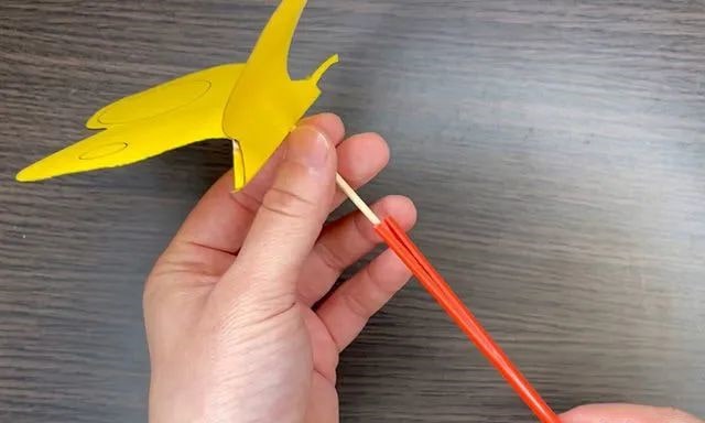 彩纸手工制作会扇动翅膀的蝴蝶玩具