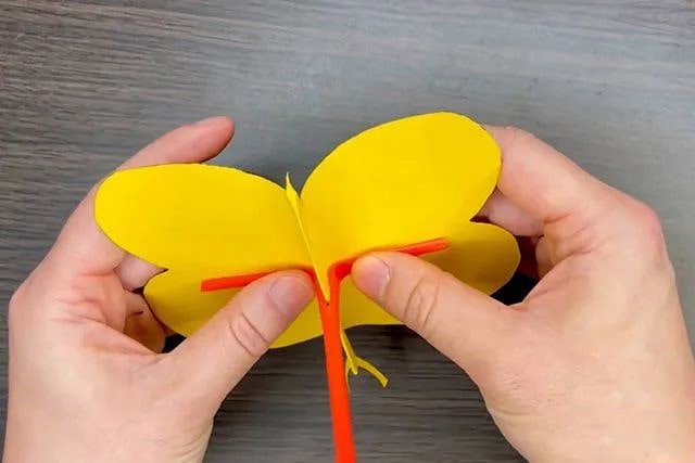 彩纸手工制作会扇动翅膀的蝴蝶玩具