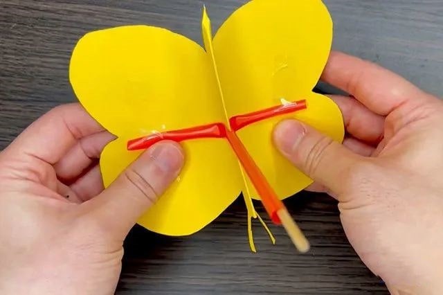 彩纸手工制作会扇动翅膀的蝴蝶玩具