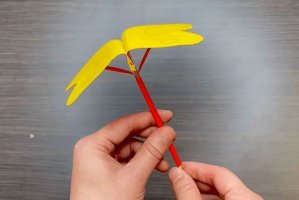 彩纸手工制作会扇动翅膀的蝴蝶玩具