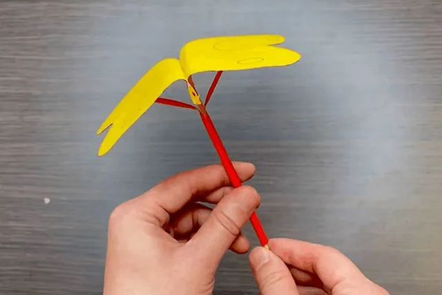 彩纸手工制作会扇动翅膀的蝴蝶玩具