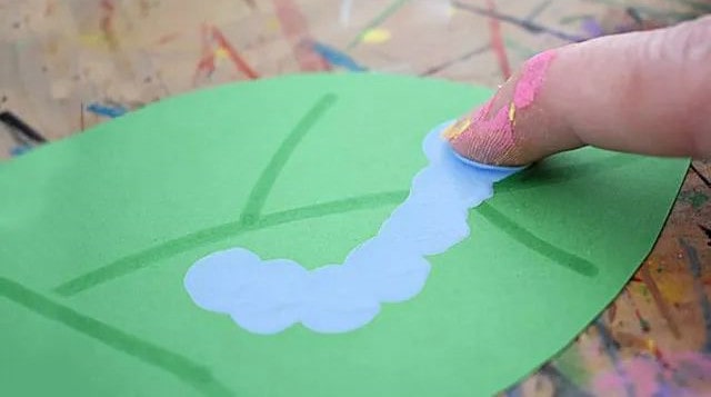 幼儿学画画：手指印画毛毛虫(步骤图解)