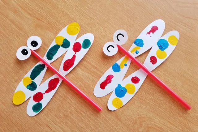 废物利用吸管手工制作飞翔的蜻蜓