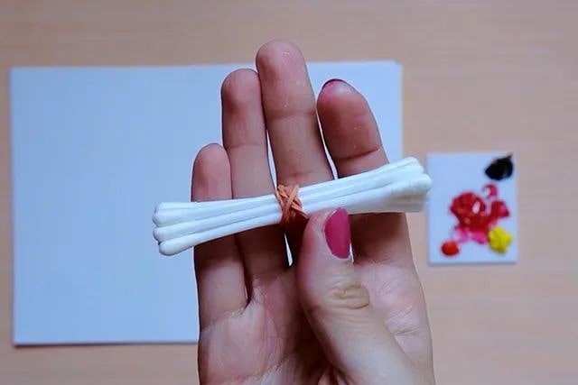 儿童画秋天的景色：棉签印画秋天的大树