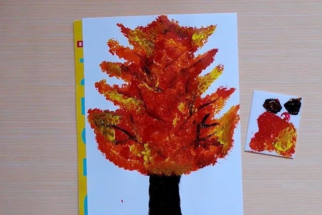 儿童画秋天的景色：棉签印画秋天的大树