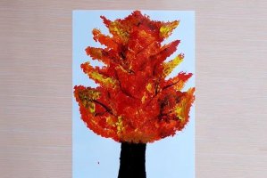 儿童画秋天的景色：棉签印画秋天的大树