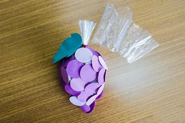 塑料袋废物利用手工制作葡萄串