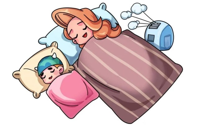 新生宝宝和妈妈睡还是独自睡婴儿床？