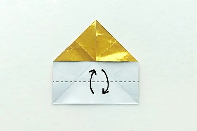 折纸生日帽，上面还用折纸星星装饰