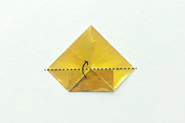 折纸生日帽，上面还用折纸星星装饰