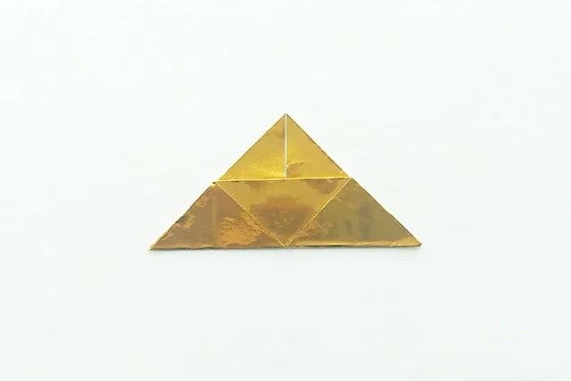 折纸生日帽，上面还用折纸星星装饰