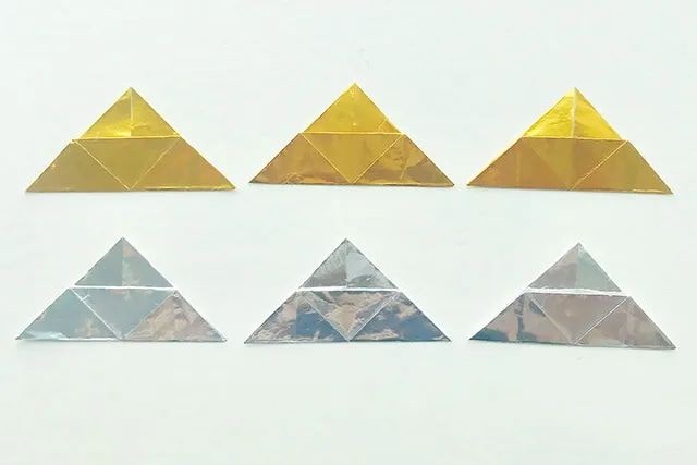 折纸生日帽，上面还用折纸星星装饰