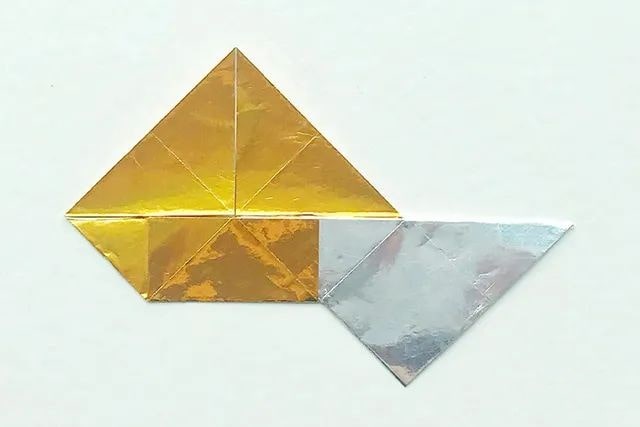 折纸生日帽，上面还用折纸星星装饰