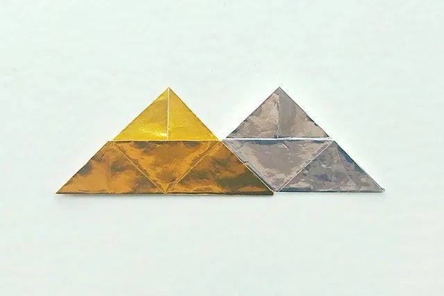 折纸生日帽，上面还用折纸星星装饰