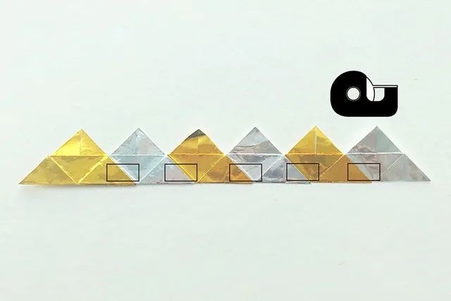 折纸生日帽，上面还用折纸星星装饰