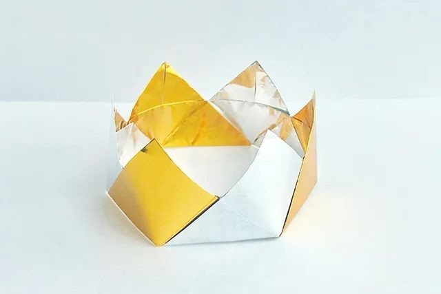 折纸生日帽，上面还用折纸星星装饰