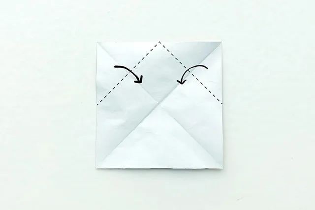 折纸生日帽，上面还用折纸星星装饰