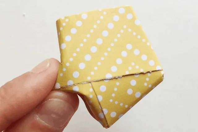 折纸生日帽，上面还用折纸星星装饰