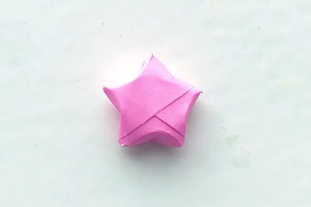 折纸生日帽，上面还用折纸星星装饰