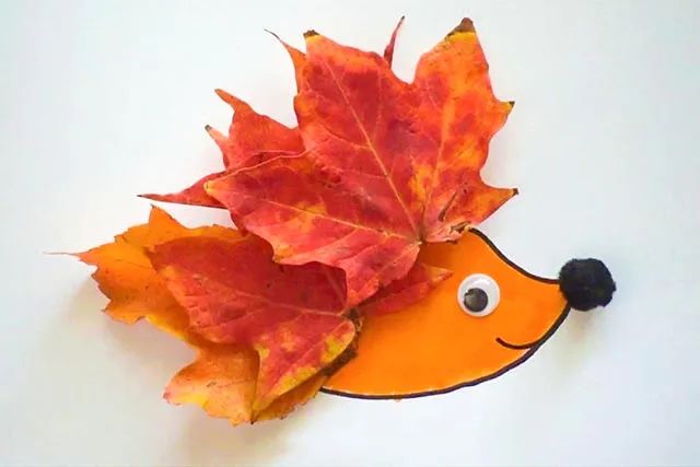 简单树叶手工粘贴画小刺猬