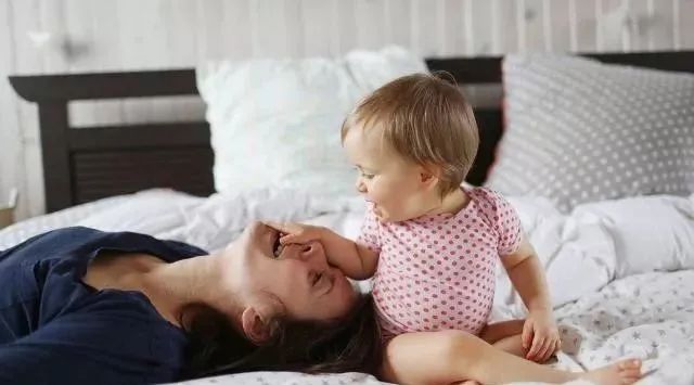 婴儿一月睡二月哭的原因