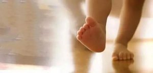 宝宝光脚的好处有哪些