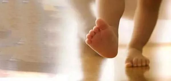 宝宝光脚的好处有哪些