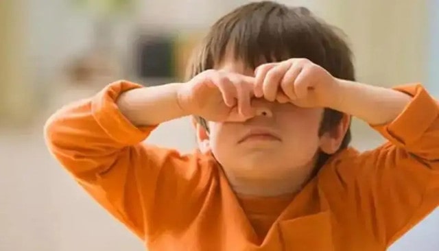 小孩子为什么老是眨眼睛