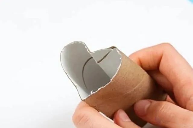 幼儿学画画：卫生纸筒印画瓢虫