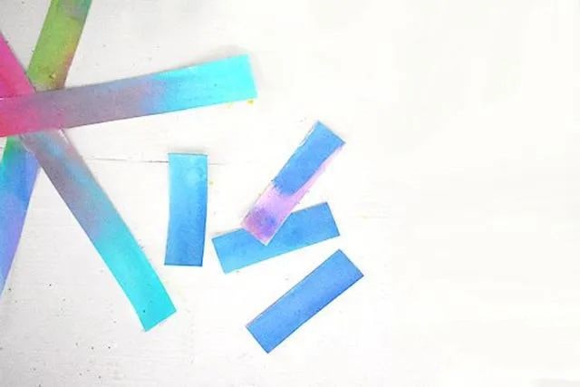 适合幼儿的冬季手工：卡纸制作漂亮雪花