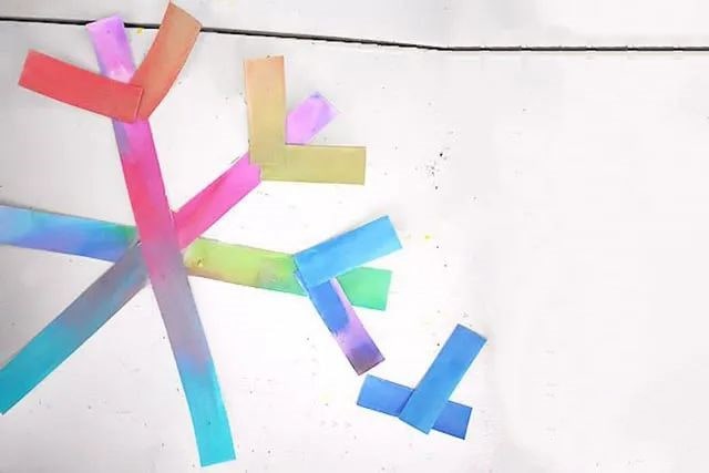适合幼儿的冬季手工：卡纸制作漂亮雪花