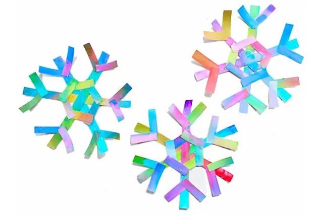 适合幼儿的冬季手工：卡纸制作漂亮雪花