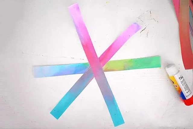 适合幼儿的冬季手工：卡纸制作漂亮雪花