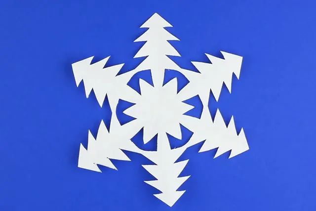 圣诞树围成的雪花剪纸步骤图解