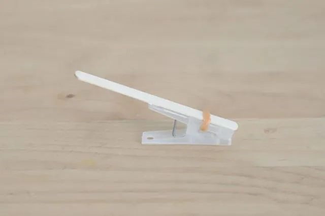 自制幼儿玩具：手工制作投石机打恐龙小游戏玩具