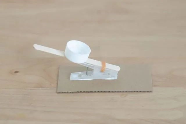 自制幼儿玩具：手工制作投石机打恐龙小游戏玩具