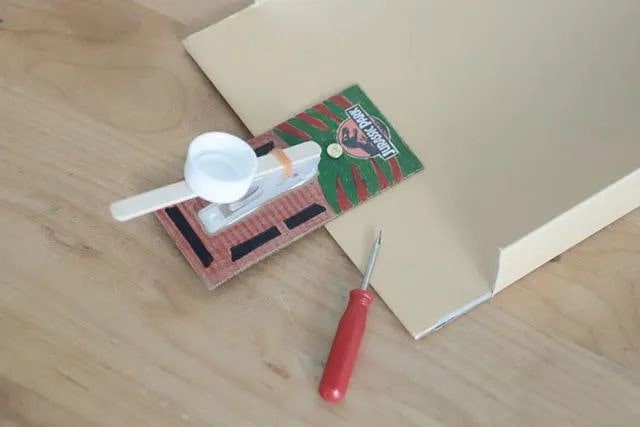 自制幼儿玩具：手工制作投石机打恐龙小游戏玩具