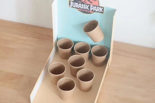 自制幼儿玩具：手工制作投石机打恐龙小游戏玩具