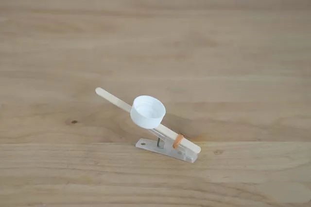 自制幼儿玩具：手工制作投石机打恐龙小游戏玩具