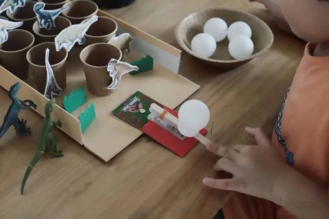 自制幼儿玩具：手工制作投石机打恐龙小游戏玩具