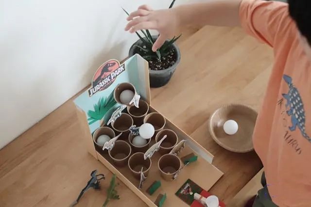 自制幼儿玩具：手工制作投石机打恐龙小游戏玩具