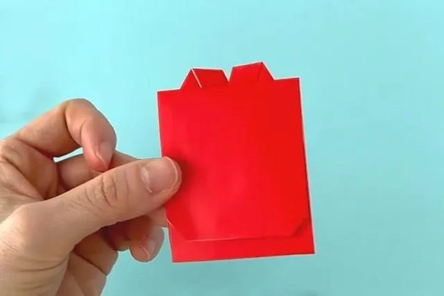 儿童简单折纸教程：怎么折纸书包(步骤图解)