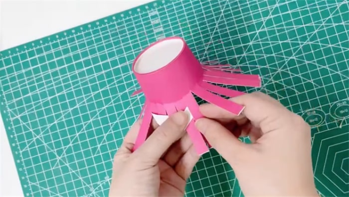 废物利用手工制作：彩色纸杯做一顶好看的帽子